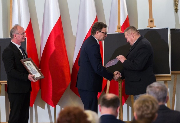 W twarzach, losach tych osób, zawarta jest dramatyczna historia Polski