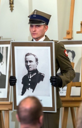 W twarzach, losach tych osób, zawarta jest dramatyczna historia Polski