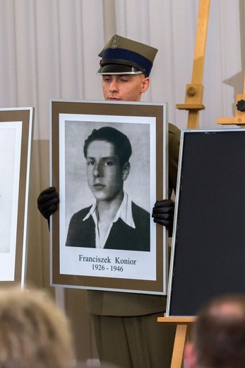 W twarzach, losach tych osób, zawarta jest dramatyczna historia Polski