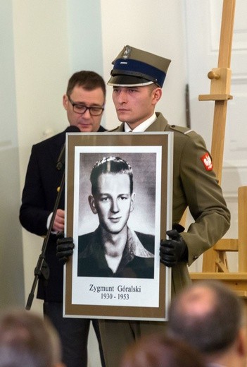 W twarzach, losach tych osób, zawarta jest dramatyczna historia Polski