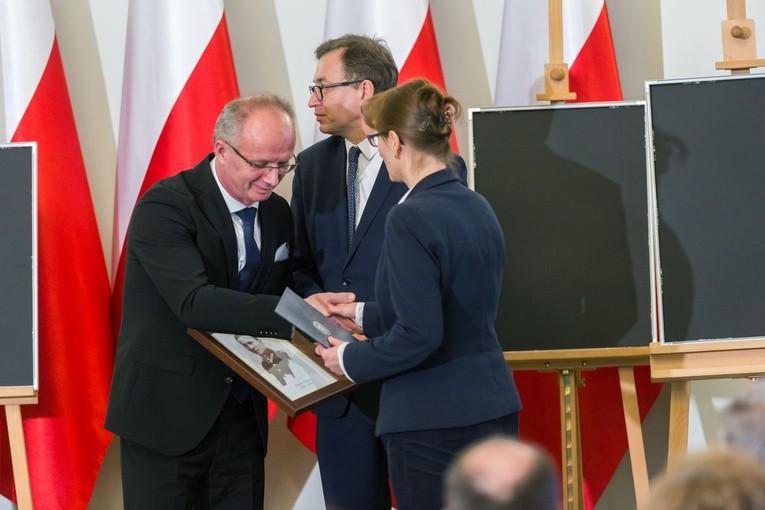 W twarzach, losach tych osób, zawarta jest dramatyczna historia Polski