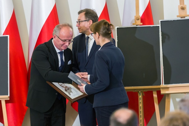 W twarzach, losach tych osób, zawarta jest dramatyczna historia Polski