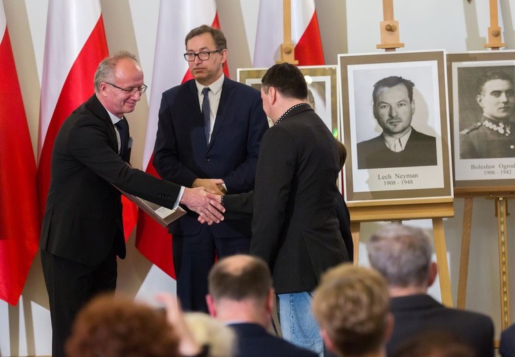 W twarzach, losach tych osób, zawarta jest dramatyczna historia Polski