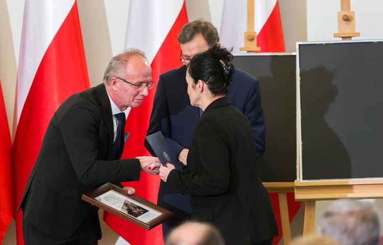 W twarzach, losach tych osób, zawarta jest dramatyczna historia Polski