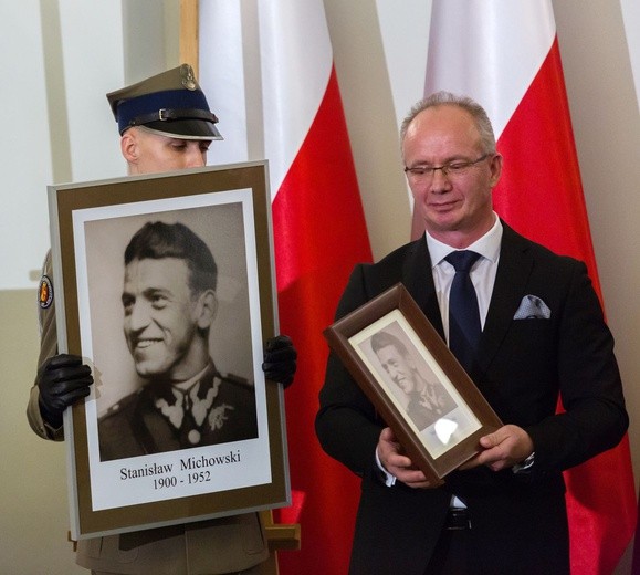 W twarzach, losach tych osób, zawarta jest dramatyczna historia Polski