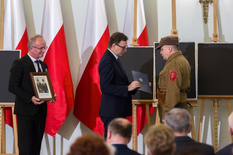 W twarzach, losach tych osób, zawarta jest dramatyczna historia Polski