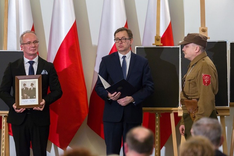 W twarzach, losach tych osób, zawarta jest dramatyczna historia Polski