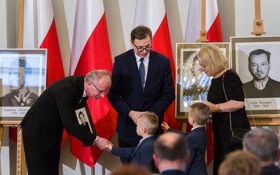 W twarzach, losach tych osób, zawarta jest dramatyczna historia Polski