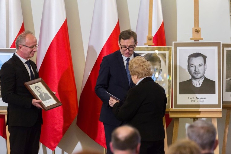 W twarzach, losach tych osób, zawarta jest dramatyczna historia Polski