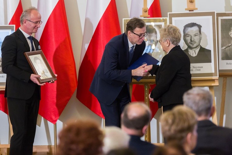 W twarzach, losach tych osób, zawarta jest dramatyczna historia Polski
