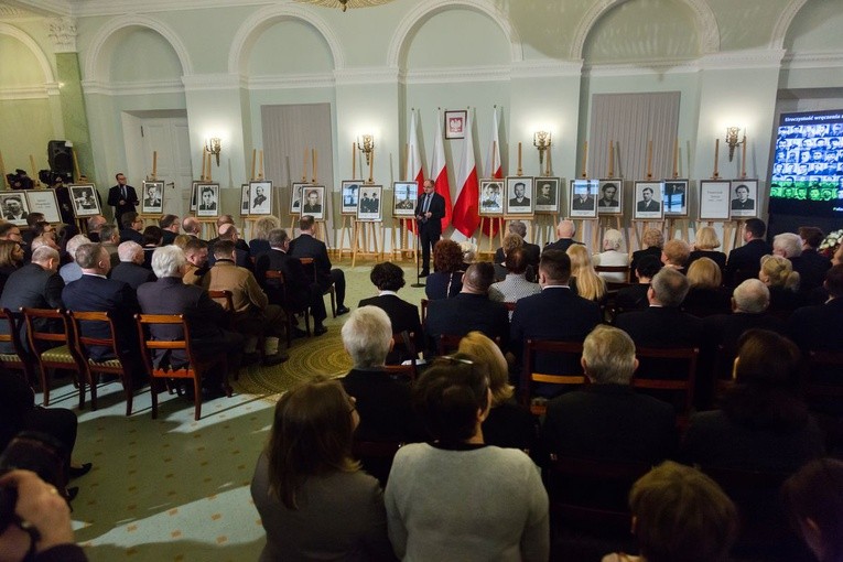 W twarzach, losach tych osób, zawarta jest dramatyczna historia Polski