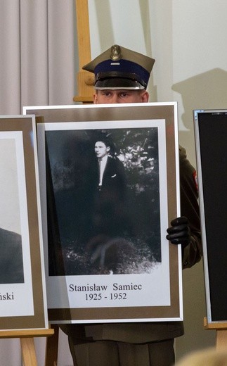 W twarzach, losach tych osób, zawarta jest dramatyczna historia Polski