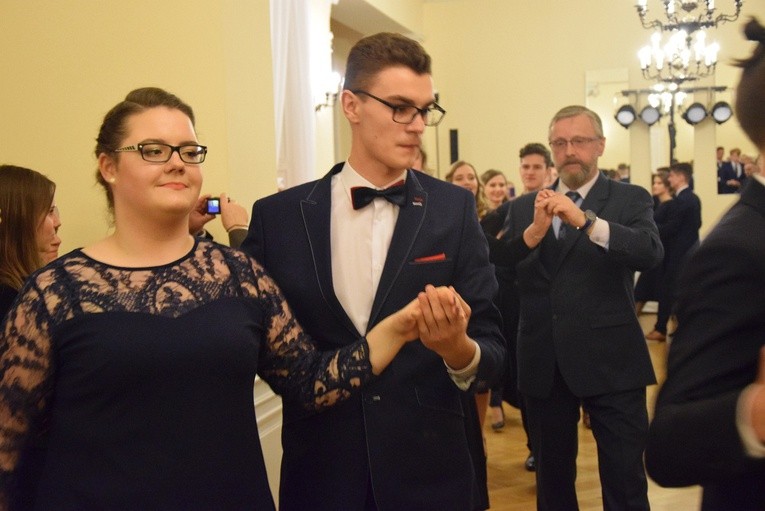 Studniówka w liceum sióstr niepokalanek w Szymanowie