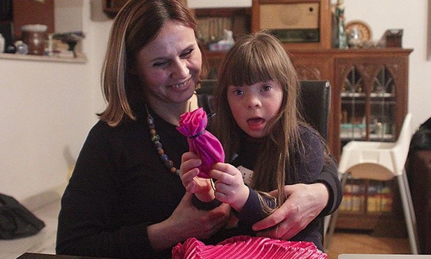 Aga, córka pani Beaty, z radością wręcza kolejne gadżety. 