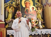 Modlitwy prowadzi o. Bogdan Waliczek, paulin.