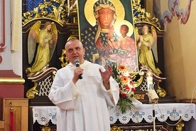 Modlitwy prowadzi o. Bogdan Waliczek, paulin.