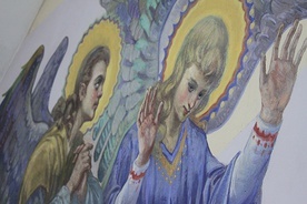 ▲	Aniołowie w geście adoracji Jezusa (fragment odnawianej polichromii).