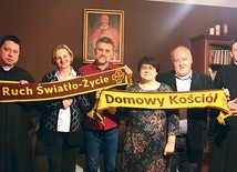 Od lewej: ks. Wojciech Karpiel, Ania i Jerzy Talarowie, Iwona i Andrzej Barnachowie oraz ks. Piotr Cebula.