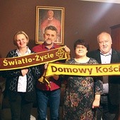 Od lewej: ks. Wojciech Karpiel, Ania i Jerzy Talarowie, Iwona i Andrzej Barnachowie oraz ks. Piotr Cebula.