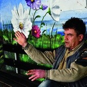  ▼	Adam Maciejewski snuje kolejne artystyczne plany. Malowidło w Węgorzewie powstało jako pierwsze, ponad 3 lata temu. Widać już na nim ślady upływającego czasu… ale ani jednej rysy zrobionej ręką człowieka.