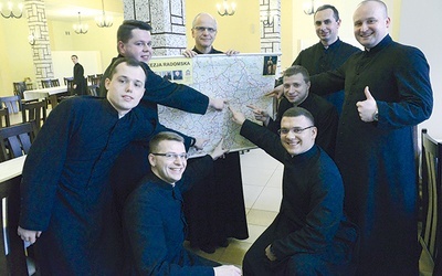 ▲	Diakoni bardzo dobrze znają geografię diecezji, a jej mapę trzyma sam rektor.