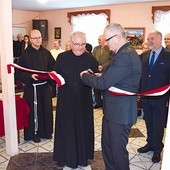 ▲	Podczas otwarcia wstęgę przecinali bp Henryk Tomasik, przedstawiciele władz gminnych i wojewódzkich oraz ks. Zbigniew Stanios.