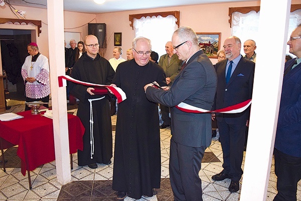 ▲	Podczas otwarcia wstęgę przecinali bp Henryk Tomasik, przedstawiciele władz gminnych i wojewódzkich oraz ks. Zbigniew Stanios.