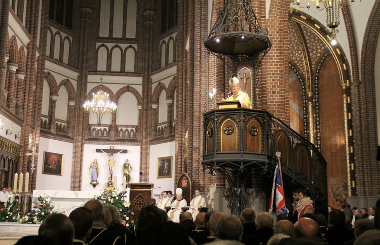 Biskup Romuald Kamiński wygłosił homilię z ambony, z której kiedyś powitanie wygłaszał abp Hoser, wstępując na urząd ordynariusza