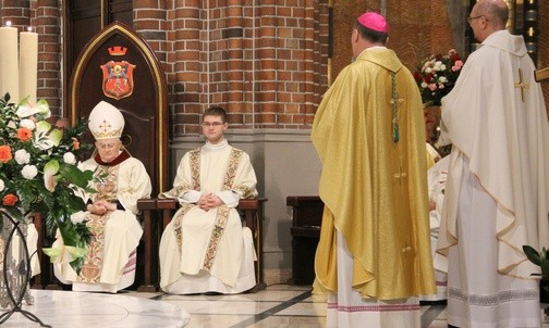 Pierwsi podziękowali kwiatami bp Marek Solarczyk i ks. Dariusz Szczepaniuk, kanclerz kurii warszawsko-praskiej
