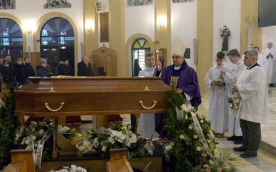 Żałobnej uroczystości przewodniczył ks. inf. Stanisław Pindera, proboszcz parafii śp. Krzysztofa Karkochy