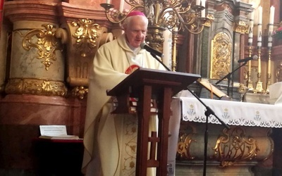Biskup w czasie homilii wygłaszanej do wiernych w katedrze.