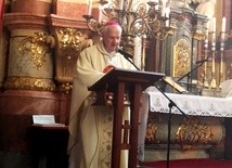 Biskup w czasie homilii wygłaszanej do wiernych w katedrze.