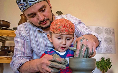 Tatarski garncarz z synem w pracowni.
31.01.2018 Krym