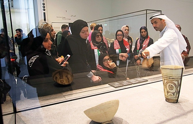 Arabowie w galabijach i hidżabach są częstym widokiem w muzeum.