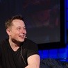 Elon Musk sfinalizował przejęcie Twittera. Byli szefowie wyprowadzeni z siedziby firmy