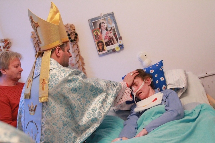 Bp Leszek Leszkiewicz odwiedzi chorych w hospicjum w Dąbrowie Tarnowskiej