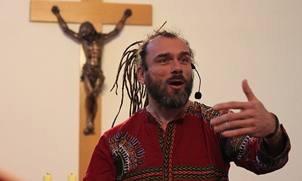 Obecnie Andrzej głosi świadectwa, zajmuje się profilaktyką uzależnień wśród młodzieży. Jest autorem książki „Ocalony. Ćpunk w Kościele”.
