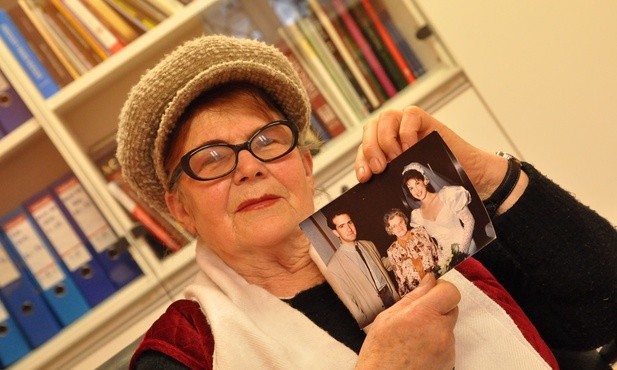 Pani Leokadia prezentuje zdjęcie Gani Śpiewakówny z synem i synową