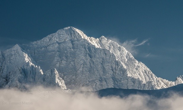 Tatry: Turystka spadła z grani ze śnieżnym nawisem