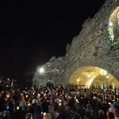 Przed Grotą w Porąbce Uszewskiej