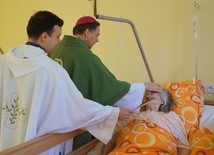 Po zakończeniu Mszy św. bp Adam odwiedził najbardziej chorych w ich salach.