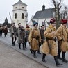 Uczestnicy uroczystości przeszli w historycznych strojach z parafialnego kościoła pod pomnik Józefa Narzymskiego