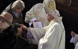 Biskup namaścił w czasie Mszy św. chorych wiernych.