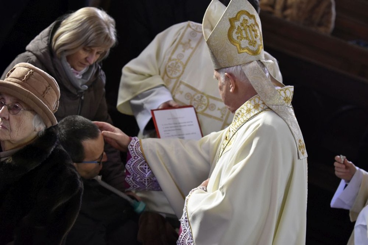 Biskup namaścił w czasie Mszy św. chorych wiernych.