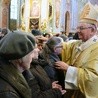 Abp Stanisław Budzik błogosławi chorych