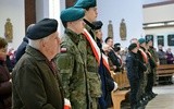 Na Mszy św. były obecne poczty sztandarowe z organizacji patriotycznych i miejscowych szkół.