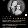 ▲	Genowefa Pająk i Tamara Cygler, zdjęcie ze zbiorów Yad Vashem, umieszczone na plakacie zapowiadającym ekspozycję. 