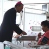 Biskup Piotr w szpitalu na Józefowie odwiedził chorych.