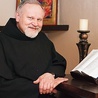 Ojciec J. Jędryszek OFM Conv podkreśla znaczenie postu, jałmużny i medytacji słowa Bożego.