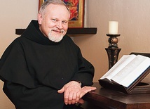 Ojciec J. Jędryszek OFM Conv podkreśla znaczenie postu, jałmużny i medytacji słowa Bożego.